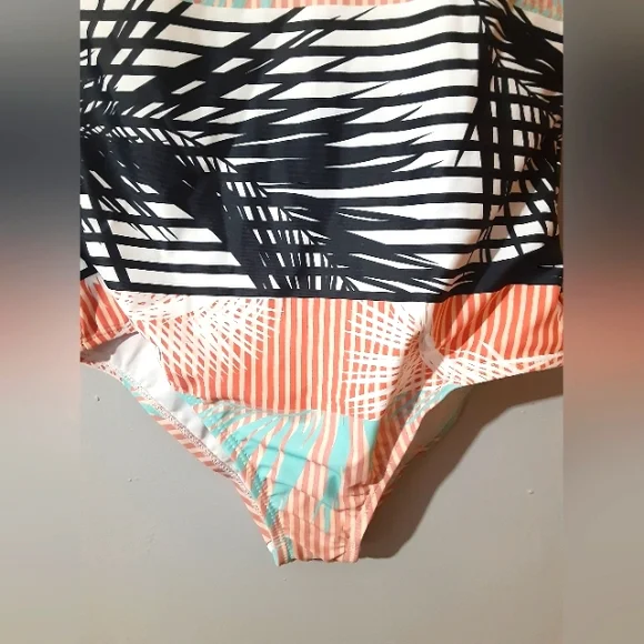 Women's NWT Multicolor Long Sleeve Bodysuit /Swimsuit Mukticolr Size M - Picture 4 of 9